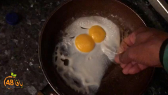 فيديو: مكوناته تضّر بالكبد والمخ والأعصاب - تحذير من وصول "البيض البلاستيكي" إلى يافا 